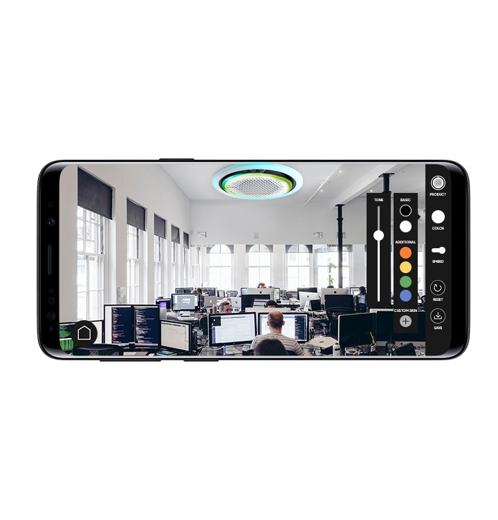 스마트폰 화면 안으로 컴퓨터와 업무중인 사람들이 가득한 사무실 공간이 있고, 공간의 천장에는 천장형 360이 설치된 모습니다. 화면의 우측에는 제품의 판넬 색상이나 위치 등을 AR 기능으로 변경하여 확인할 수 있는 기능을 보여줍니다.