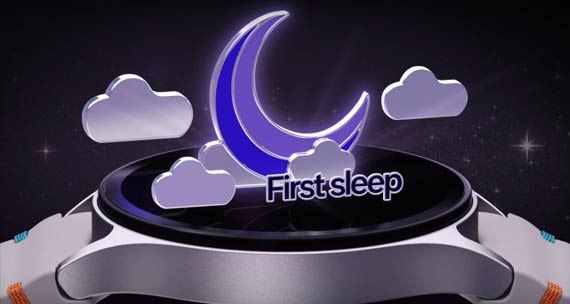 갤럭시 워치7 화면 위로 애니메이션 구름이 떠다니고 'First sleep'이라는 문구와 함께 초승달이 나타납니다. 수면 측정의 중요성을 강조합니다.