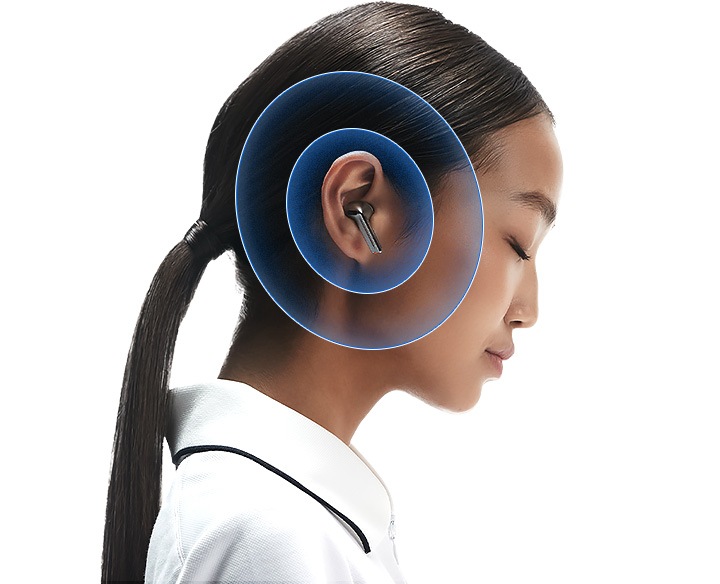 한 여성이 실버 색상의 갤럭시 버즈3을 이용하고 있고 귀에 픽셀화한 효과 이미지가 있습니다.