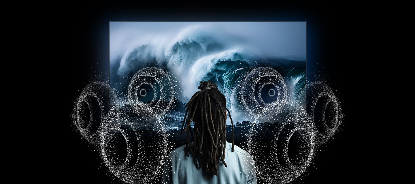 한 남성이 TV를 통해 바다 위로 3개의 큰 파도가 치는 모습을 감상하고 있습니다. 6개의 스피커 링이 남성의 주위에 나타납니다.