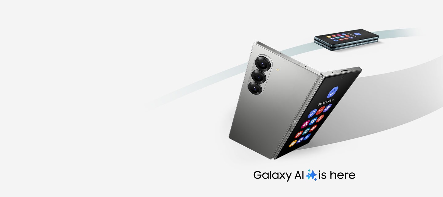 반쯤 열린 갤럭시 Z 폴드6의 뒷모습이 있습니다. 그 뒤로 또 다른 갤럭시 기기가 날아다니고 있습니다. Galaxy AI is here. 별 아이콘