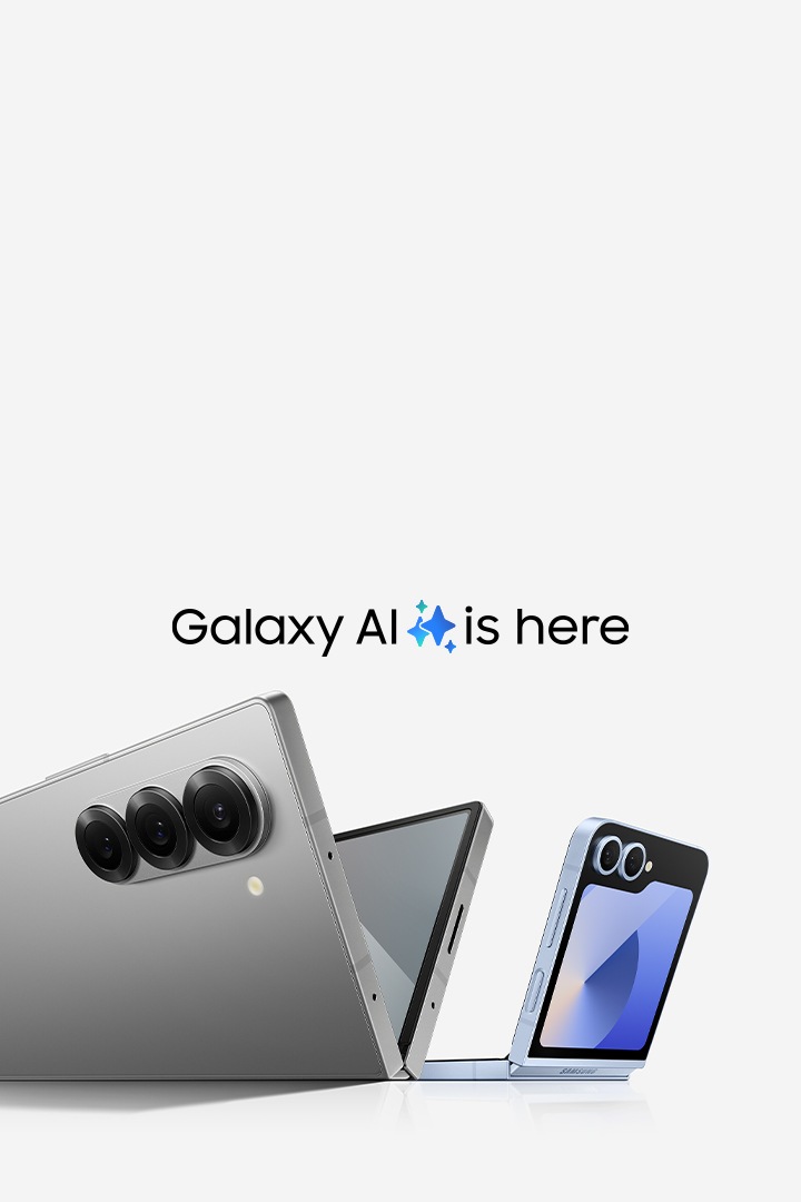 Galaxy AI is here. 갤럭시 Z 폴드6와 갤럭시 Z 플립6가 있습니다. 갤럭시 폴드6는 살짝 펼친 상태를 후면에서 본 모습입니다. 그 뒤에는 갤럭시 Z 플립6가 플렉스모드인 상태로 있으며, 플렉스윈도우가 보입니다.