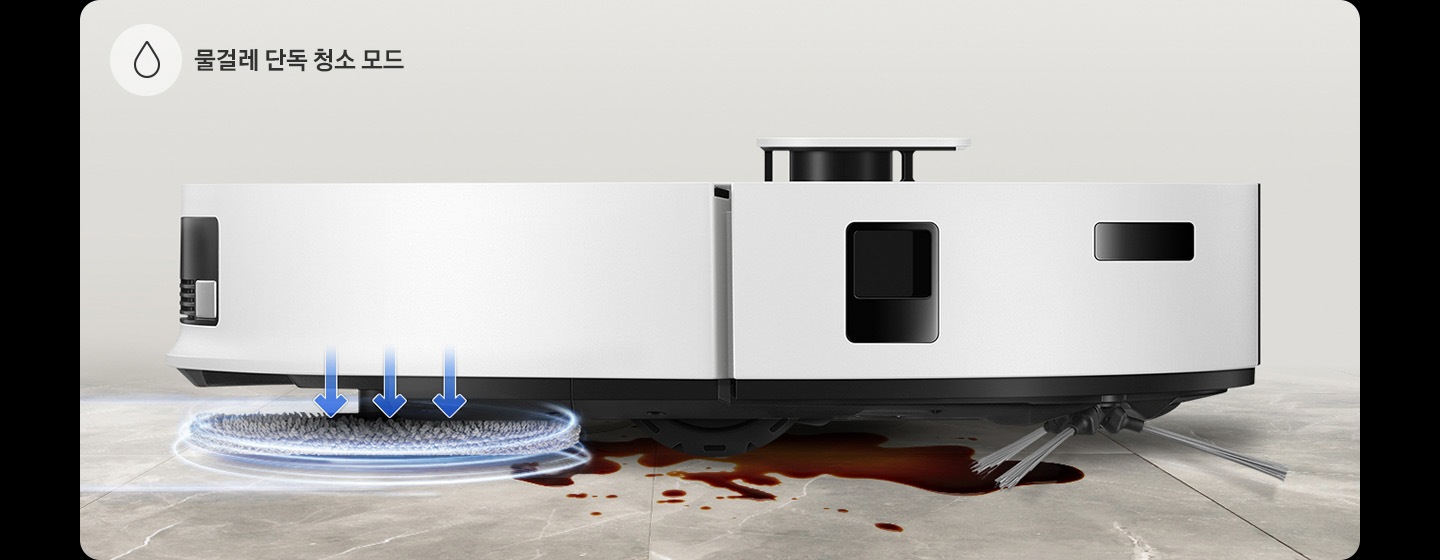 바닥의 얼룩만 강력하게 제거하며 청소 중인 제트의 측면이 보입니다.