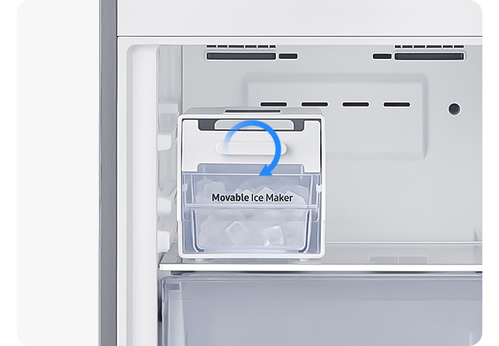 도어가 열린 제품의 하칸이 확대되어 보여지고 안에 들어있는 아이스메이커가 보입니다.