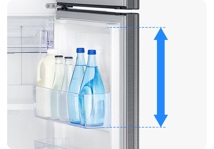 냉장실 도어 부분에 큰 우유병과 물병 등 길이가 긴 음료가 들어있습니다. 제일 우측에 있는 긴 파란색 물병 우측에 빅가드의 길이만큼 하늘색 화살표로 강조하고 있는 이미지입니다.