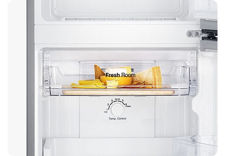 냉장실 상칸 Fresh Room 부분이 확대되어 있고 안에 다양한 종류의 치즈가 들어있는 연출 이미지입니다.