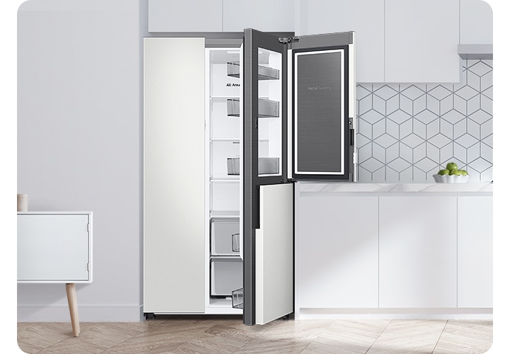 주방 이미지를 배경으로 오른쪽 인케이스가 살짝 열려있고 푸드 쇼케이스가 활짝 열려있는 냉장고 내상컷 이미지 입니다.