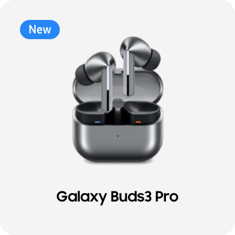 위쪽에 Galaxy AI is here라는 좌측 상단에 NEW가 적힌 뱃지가 있고,  갤럭시 버즈3 프로 실버의 케이스가 열려 있고 이어버드 2개가 공중에 떠 있는 모습문구가 있고 아래로 갤럭시 버즈3 프로 왼쪽 이어버드의 측면
