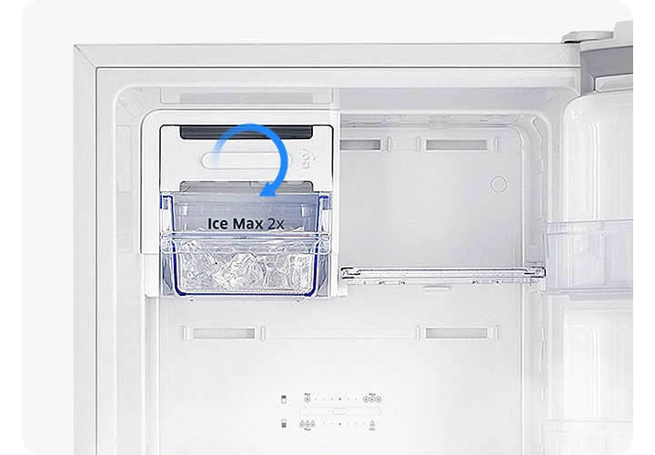냉동실 상칸 아이스메이커 손잡이 부분에 시계방향 파란색 화살표가 표시되어 있습니다. Ice Max 2X라고 씌어진 아이스메이커 박스 안에는 얼음이 들어있는 연출 이미지입니다.
