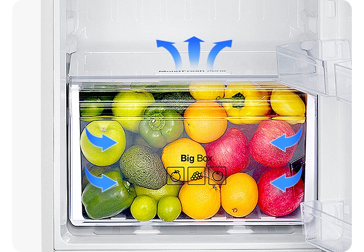 냉장실 하단 Big Box 자연야채실 부분을 확대한 냉장고 내상컷으로 안에 사과와 파프리카, 오렌지 등 과일과 채소가 가득 들어있는 연출 이미지입니다.