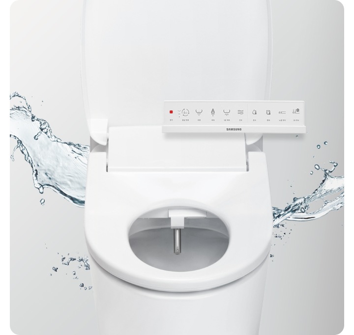 물이 튀기는 회색 배경에 뚜껑이 열린 변기와 비데가 보입니다.