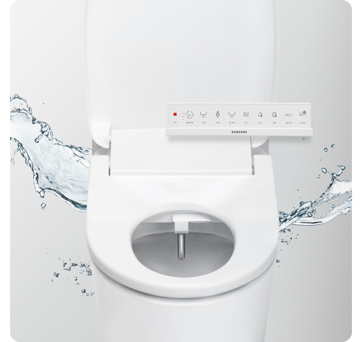 물이 튀기는 회색 배경에 뚜껑이 열린 변기와 비데가 보입니다.