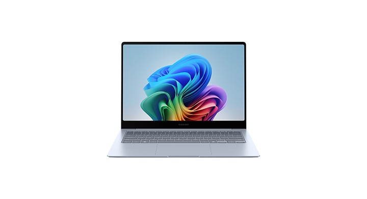 갤럭시 북4 Edge 35.6cm 모델은 열려 있고 앞을 향하고 있습니다.