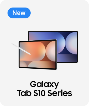 왼쪽 상단에 new 태그가 있으며, 갤럭시 탭S10 플래티넘 실버 전면과 S펜슬이 앞쪽에 위치하고, 갤럭시 탭S10 문스톤 블루 전면이 뒷쪽에 위치한 모습