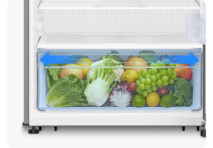 냉장실 최하단 빅박스에 야채와 과일이 가득 들어있는 연출된 이미지 입니다.