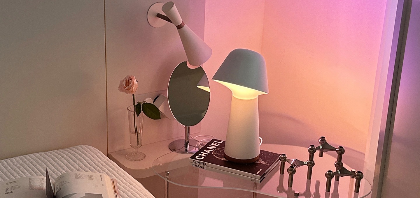 다양한 색상의 조명이 켜진 모습입니다.