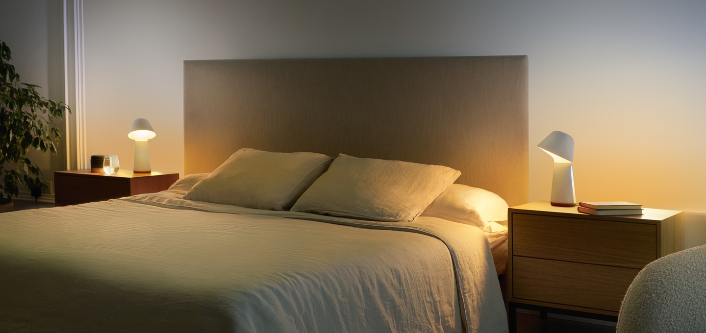 따뜻한 조명의 색을 켜둔 방의 모습입니다.