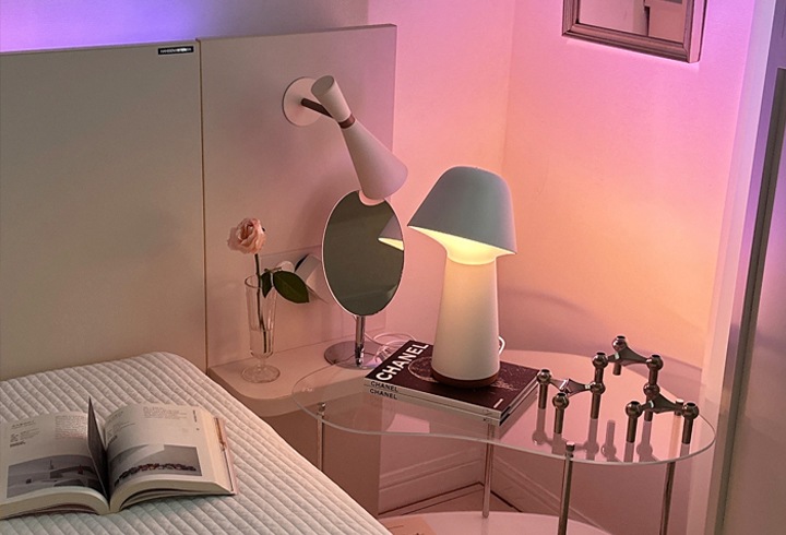 다양한 색상의 조명이 켜진 모습입니다.