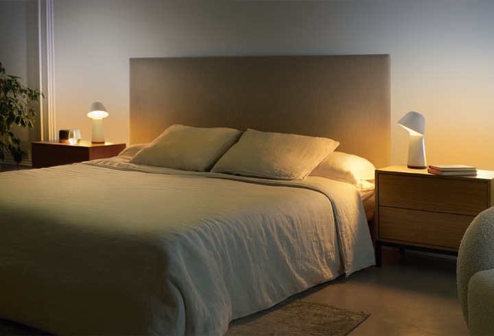 따뜻한 조명의 색을 켜둔 방의 모습입니다.