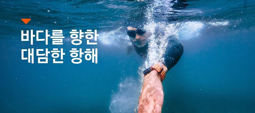 수영복을 입은 남성이 손목에 갤럭시 워치 울트라를 차고 물속에서 손을 뻗으며 수영을 하고 있습니다. 바다를 향한 대담한 항해
