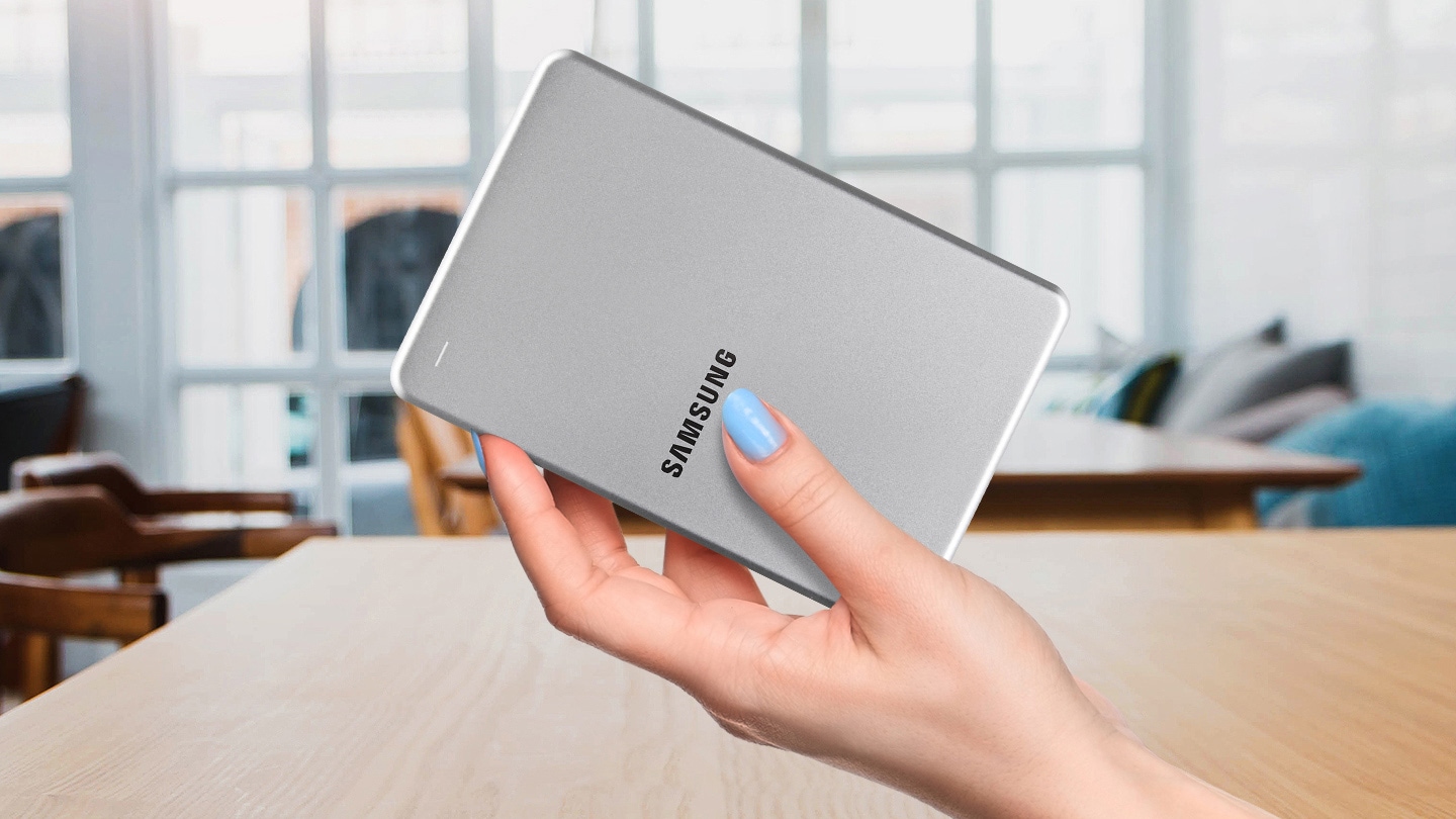 손에 들고있는 외장 HDD를 보여주고 있습니다.