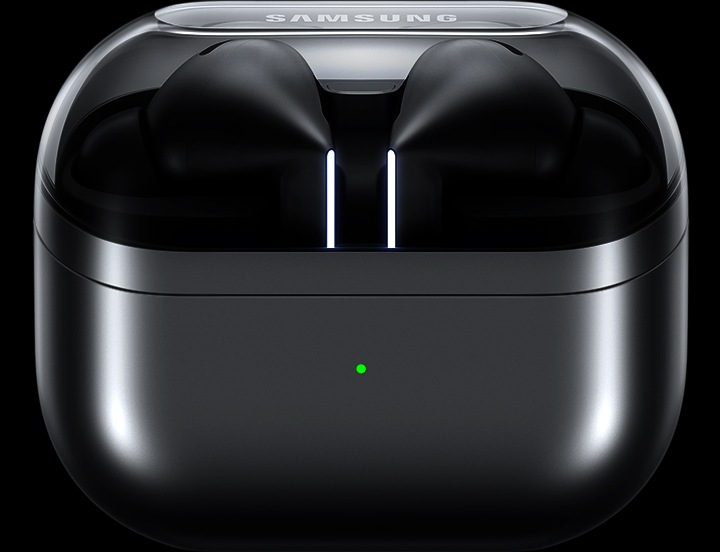 [가운데 녹색 빛이 깜빡이는 닫힌 케이스 안에 실버 컬러의 갤럭시 버즈3 프로 이어버드 한 쌍이 들어 있습니다.]