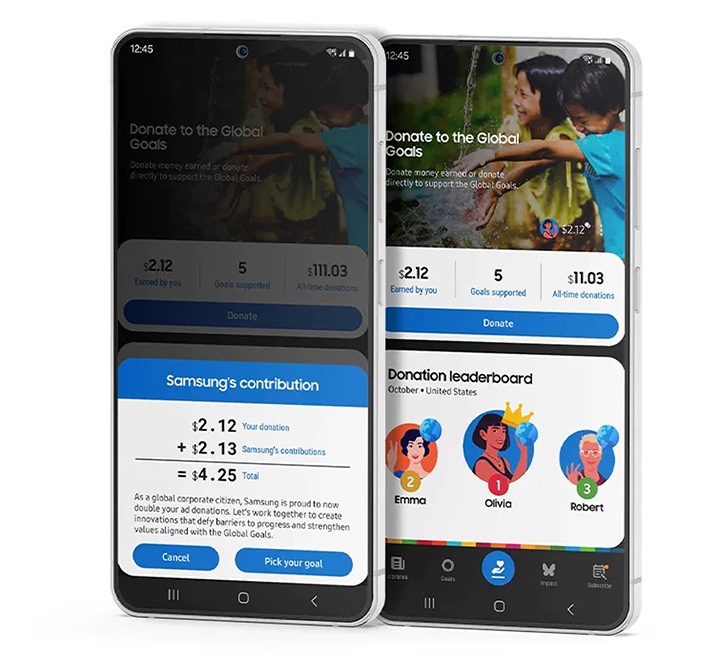 Samsung Global Goals 앱이 실행된 갤럭시 스마트폰 2대가 겹쳐진 형태로 놓여 있습니다. 왼쪽 기기는 사용자가 일정 금액을 기부하면 삼성도 비슷한 금액을 기부하는 것을 나타냅니다. 오른쪽 기기는 사용자의 현재 잔액, 기부 내역, 기부 순위표를 나타냅니다.