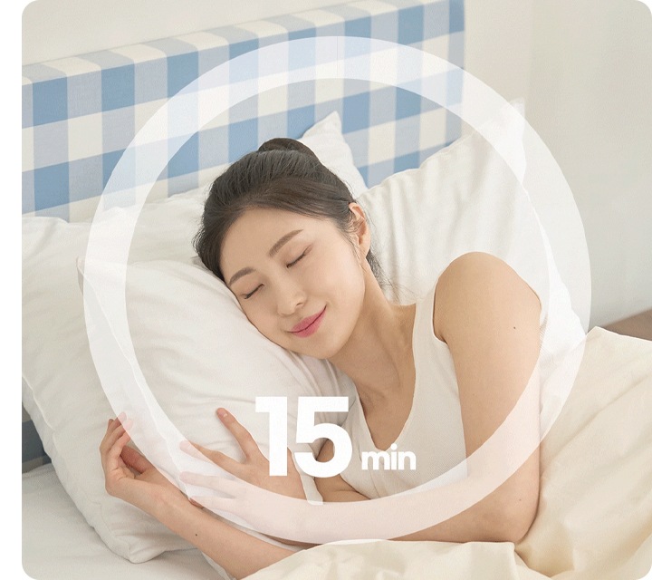 여성이 침대 위에서 잠들어 있고 반투명한 흰색 원 안에 15min 문구가 나와있는 연출된 이미지 입니다.