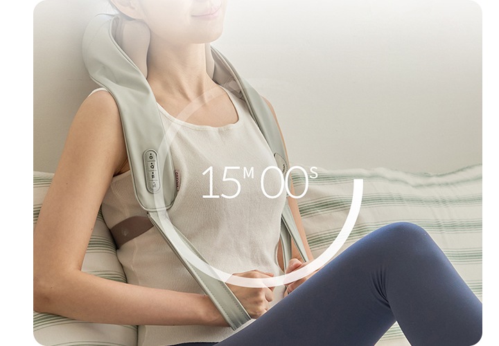 여성이 쿠션에 기대어 네크레오 목어깨 마사지기를 사용하고 있는 이미지 위로 15분 문구가 나와있습니다.