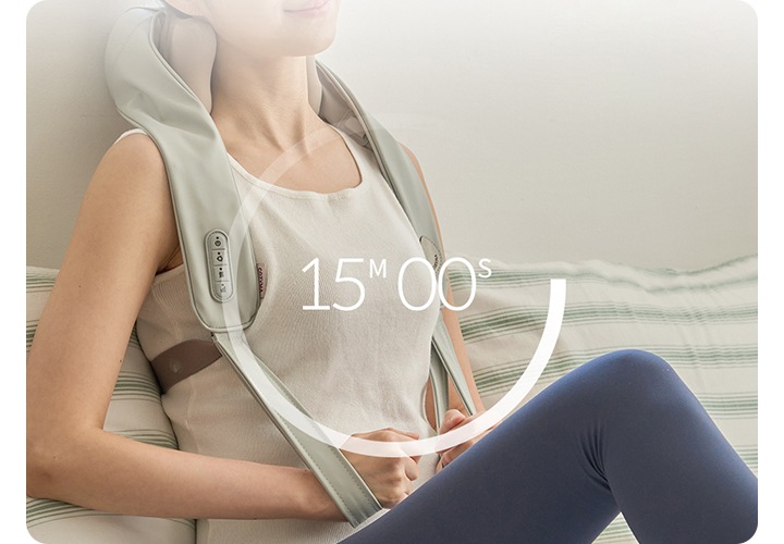 여성이 쿠션에 기대어 네크레오 목어깨 마사지기를 사용하고 있는 이미지 위로 15분 문구가 나와있습니다.