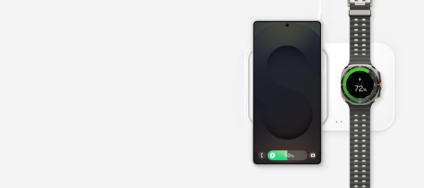 무선 충전기가 정갈하게 놓여 있습니다. 충전기 패드 위에 갤럭시 S25와 갤럭시 워치가 충전 중입니다. 