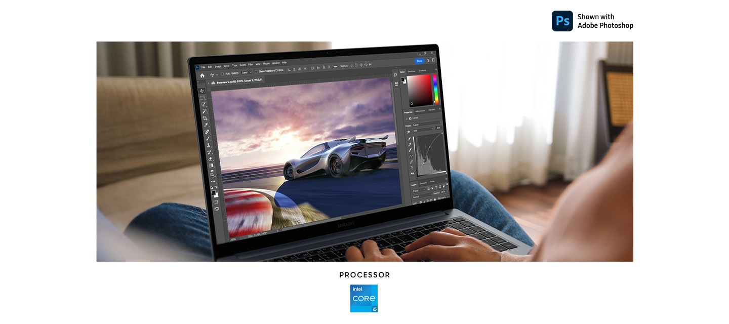 한 사람이 집에 앉아 그레이 컬러의 갤럭시 북4를 무릎 위에 놓고 경주용 자동차 이미지를 편집하고 있습니다. 화면에 작업 중인 Adobe Photoshop 앱이 떠있습니다. 하단에는 Adobe Photoshop 로고, Intel Core 3, Intel Core 5 및 Intel Core 7 프로세서 로고가 표시되어 있습니다. 원활한 그래픽 작업을 위한 성능을 갖추었음을 나타냅니다.