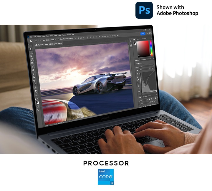 한 사람이 집에 앉아 그레이 컬러의 갤럭시 북4를 무릎 위에 놓고 경주용 자동차 이미지를 편집하고 있습니다. 화면에 작업 중인 Adobe Photoshop 앱이 떠있습니다. 하단에는 Adobe Photoshop 로고, Intel Core 3, Intel Core 5 및 Intel Core 7 프로세서 로고가 표시되어 있습니다. 원활한 그래픽 작업을 위한 성능을 갖추었음을 나타냅니다.