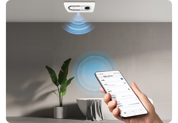 천장에 설치된 휴젠뜨2 IoT 복합 환풍기를 스마트폰의 스마트싱스로 제어하는 모습입니다.