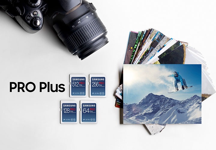약간 회색빛이 도는 배경에 이미지 왼쪽 상단에는 카메라를 위에서 내려본 이미지가 있고 이미지 왼쪽 중간 부분에는 PRO Plus 텍스트가 쓰여 있고 텍스트 오른쪽 부분에 SD 메모리카드 PRO Plus 시리즈 제품 512 GB, 256 GB, 128 GB, 64 GB가 왼쪽에서 오른쪽으로 2열로 배치되어 있습니다. 이미지 오른쪽 부분에는 카메라를 이용하여 찍은 듯한 사진을 높이 쌓아 위에서 내려본 이미지가 있습니다.