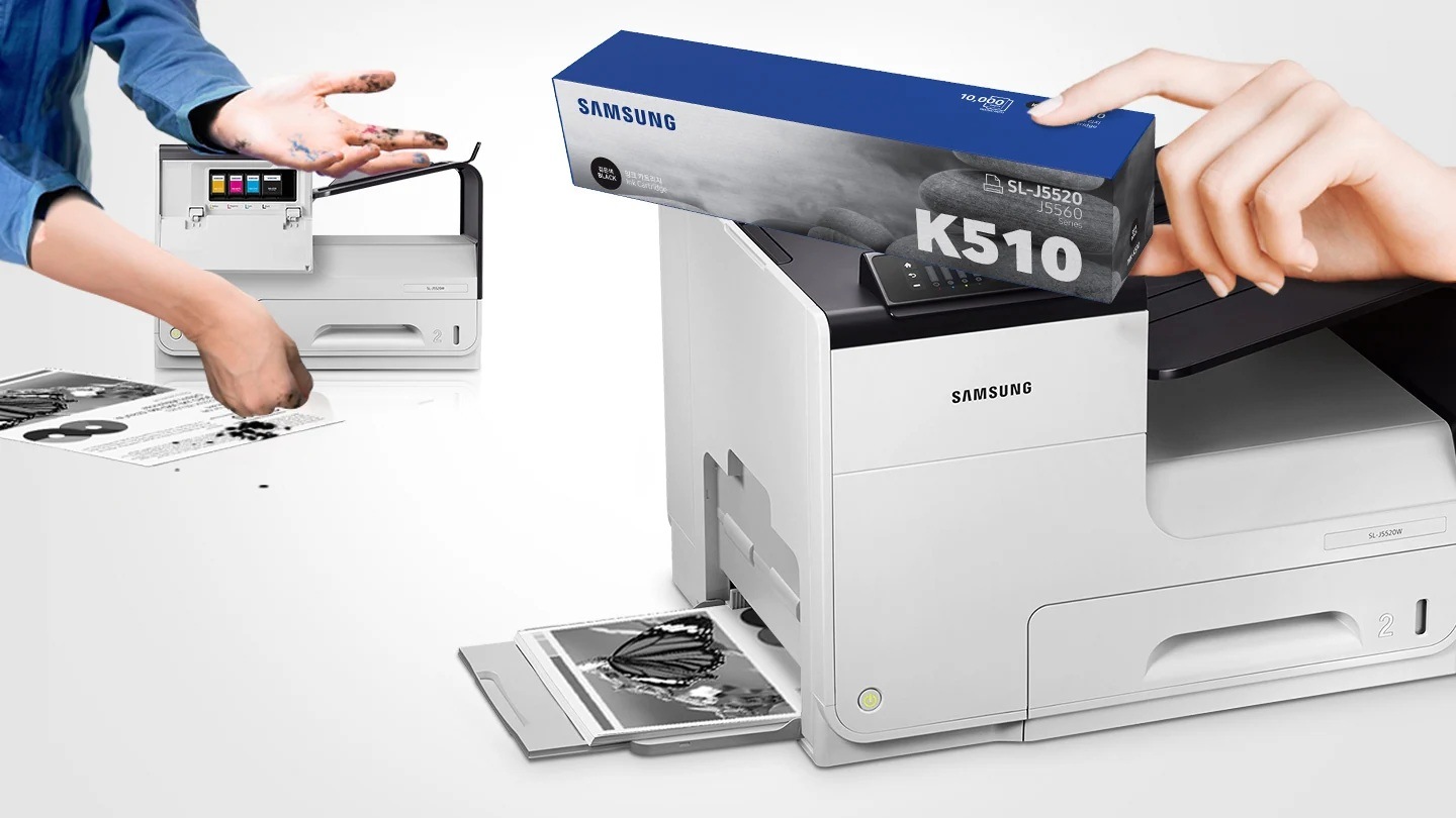 삼성 정품 잉크가 고장 없이 안전함을 보여주는 컷으로서, 좌측에 비정품잉크를 사용한 프린터는 잉크고장이 났고, 우측에 삼성 정품 잉크를 사용한 프린터는 고장없이 출력물이 보이고 있습니다.