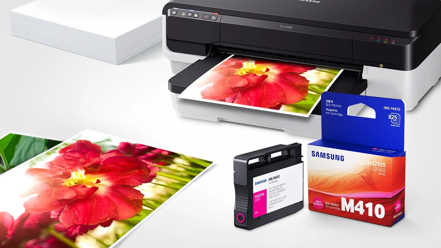 위쪽 삼성 프린터에서 출력물이 나오고 있고, 아래쪽 INK-m410 제품과 박스가 있습니다.