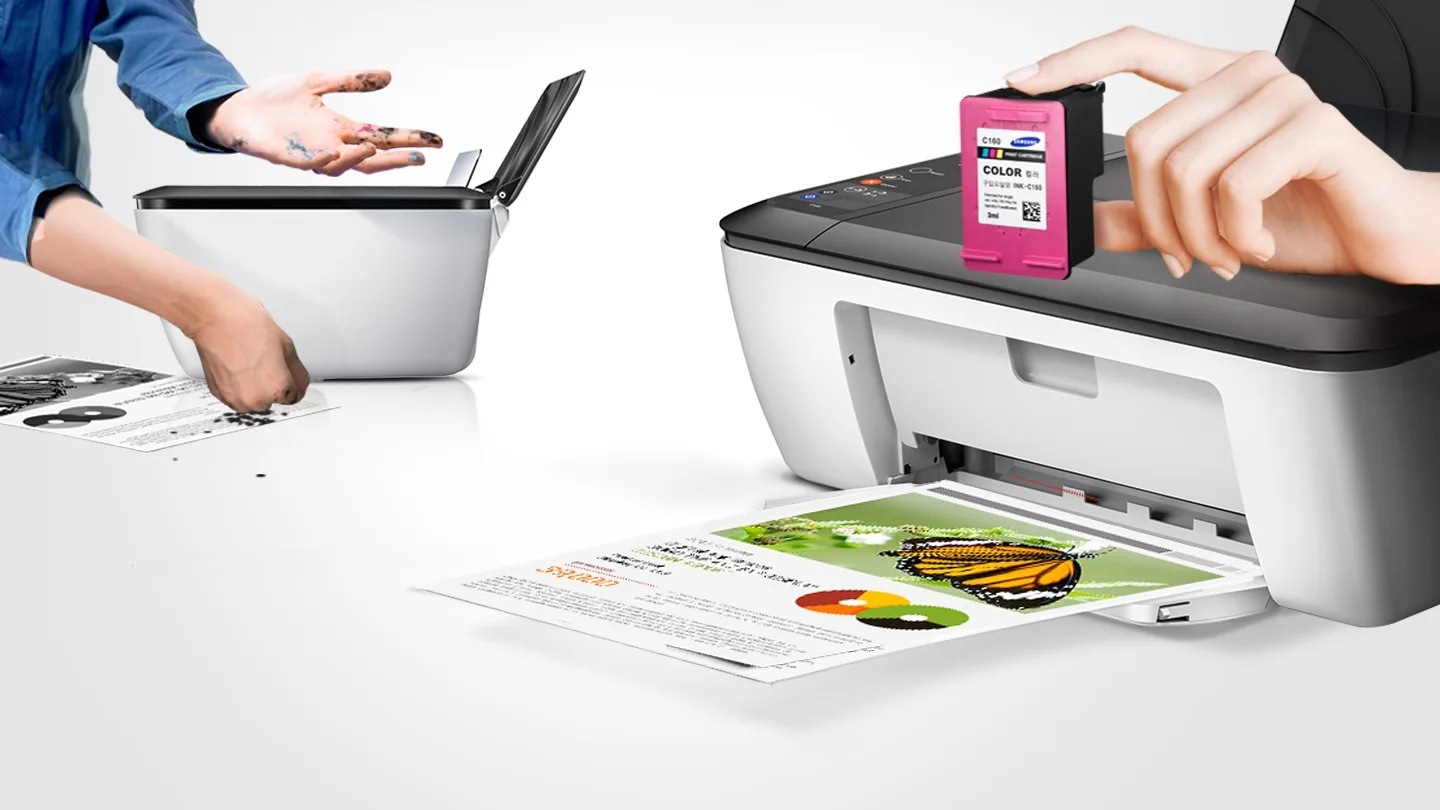 삼성 정품 잉크가 고장 없이 안전함을 보여주는 컷으로서, 좌측에 비정품잉크를 사용한 프린터는 잉크고장이 났고, 우측에 삼성 정품 잉크를 사용한 프린터는 고장없이 출력물이 보이고 있습니다.