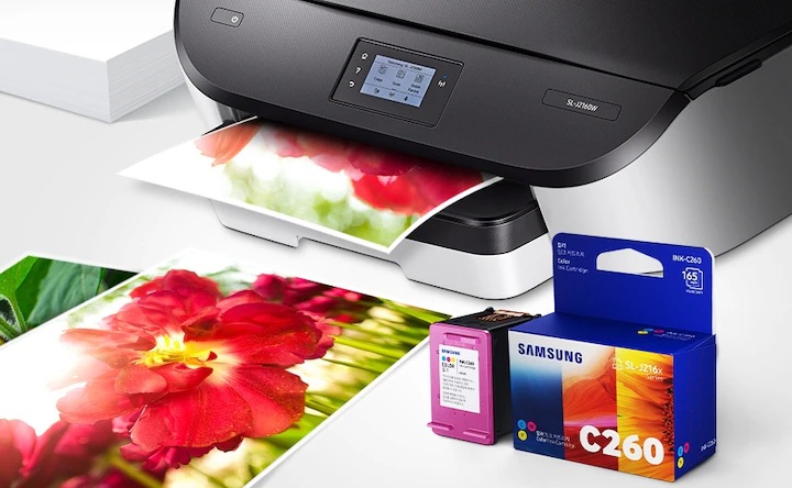 위쪽 삼성 프린터에서 출력물이 나오고 있고, 아래쪽 INK-C260 제품과 박스가 있습니다.