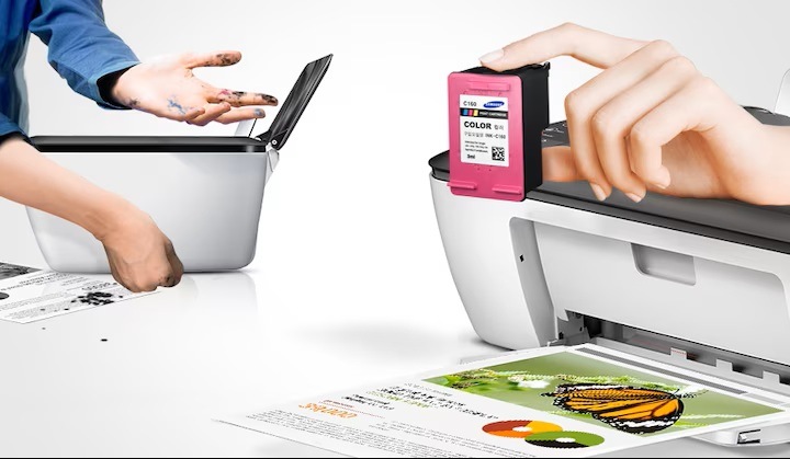 삼성 정품 잉크가 고장 없이 안전함을 보여주는 컷으로서, 좌측에 비정품잉크를 사용한 프린터는 잉크고장이 났고, 우측에 삼성 정품 잉크를 사용한 프린터는 고장없이 출력물이 보이고 있습니다.