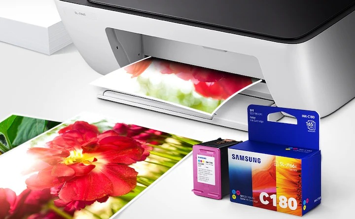위쪽 삼성 프린터에서 출력물이 나오고 있고, 아래쪽 INK-C180 제품과 박스가 있습니다.