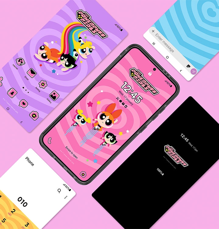 핑크색 배경에 스마트폰으로 동봉된 테마가이드에 있는 QR을 스캔하여 사용할 수 있는 테마의 예시를 보여주는 이미지입니다. 이미지 중간 부분에는 스페셜 테마를 사용한 잠금 화면의 이미지를 보여주고 있고 잠금 화면을 중심으로 테마를 사용하는 홈 화면의 이미지, 문자를 보내는 화면의 이미지, 전화를 걸려고 하는 화면의 이미지가 시계방향으로 나열되어 있습니다. 잠금 화면의 이미지와 시계 방향으로 나열된 이미지들은 오른쪽으로 30도 기울어져 보이고 있습니다.