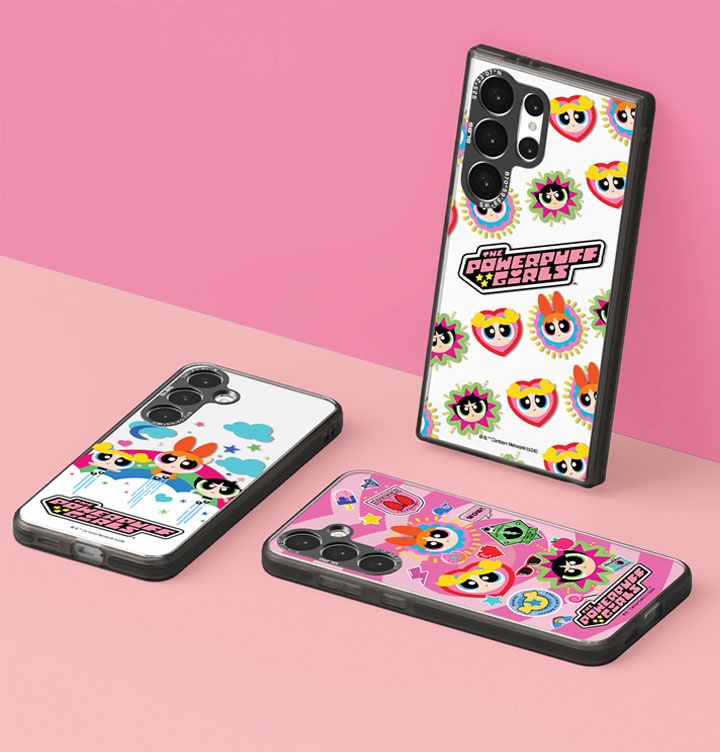 연한 핑크색 바닥과 진한 핑크색 벽을 배경으로 이미지 왼쪽 부분에는 갤럭시 S24 파워퍼프걸 임프레션 케이스를 장착 후 눕혀 놓은 정면 이미지가 있고 이미지 오른쪽 하단에는 갤럭시 S24+ 파워퍼프걸 임프레션 케이스를 장착 후 왼쪽으로 90도 기울여 눕혀 놓은 정면 이미지가 있습니다. 이미지 오른쪽 상단에는 갤럭시 S24 Ultra 파워퍼프걸 임프레션 케이스를 장착 후 벽에 기대어 놓은 정면 이미지가 보이고 있습니다.