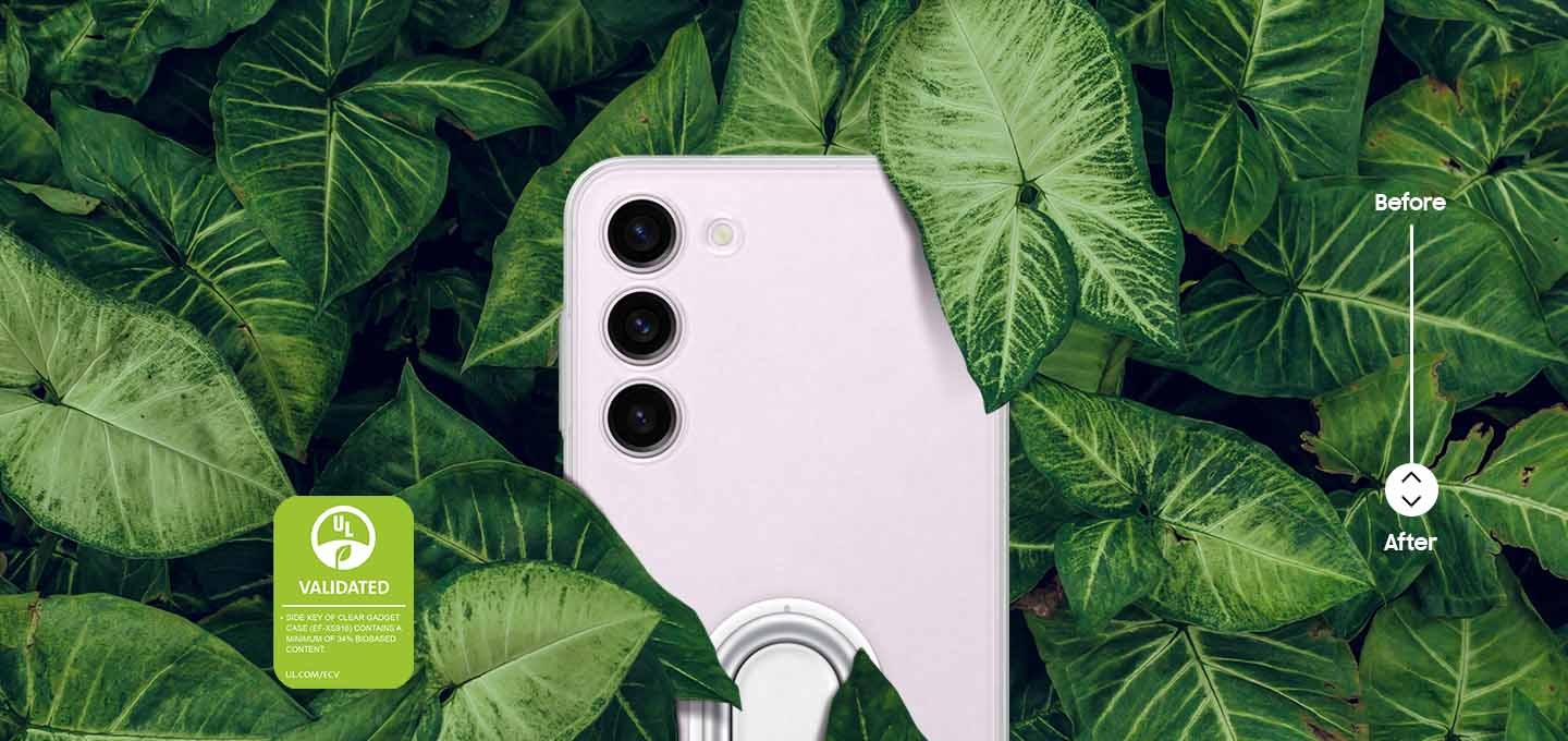 클리어 가젯 커버를 착용한 갤럭시 S23+ 기기의 뒷모습이 두꺼운 녹색 잎으로 둘러싸여 있습니다. 클리어 가젯 커버(EF-XS911)의 사이드 키에는 최소 34 %의 바이오 기반 콘텐츠가 포함되어 있다고 적혀있습니다.