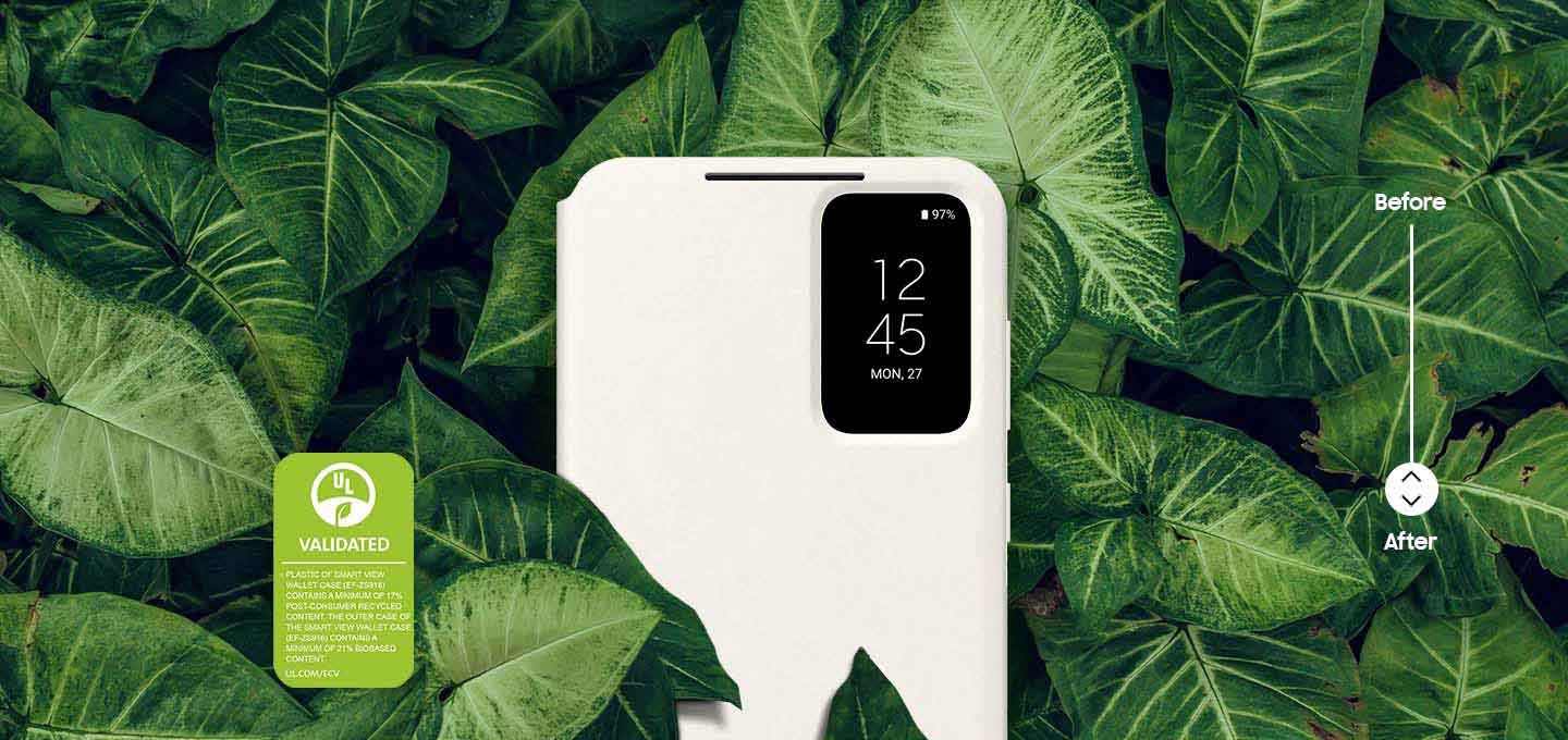 스마트 뷰 월렛 커버를 착용한 갤럭시 S23+ 기기의 전면이 두꺼운 녹색 잎으로 둘러싸여 있습니다. 텍스트에는 갤럭시 S23 스마트 뷰 월렛 커버(EF-ZS911)의 플라스틱은 최소 17 % 이상의 재활용 소재를 포함하고 있으며, 외부 커버에는 최소 21 % 이상의 바이오 소재가 포함되어 있다고 쓰여 있습니다.