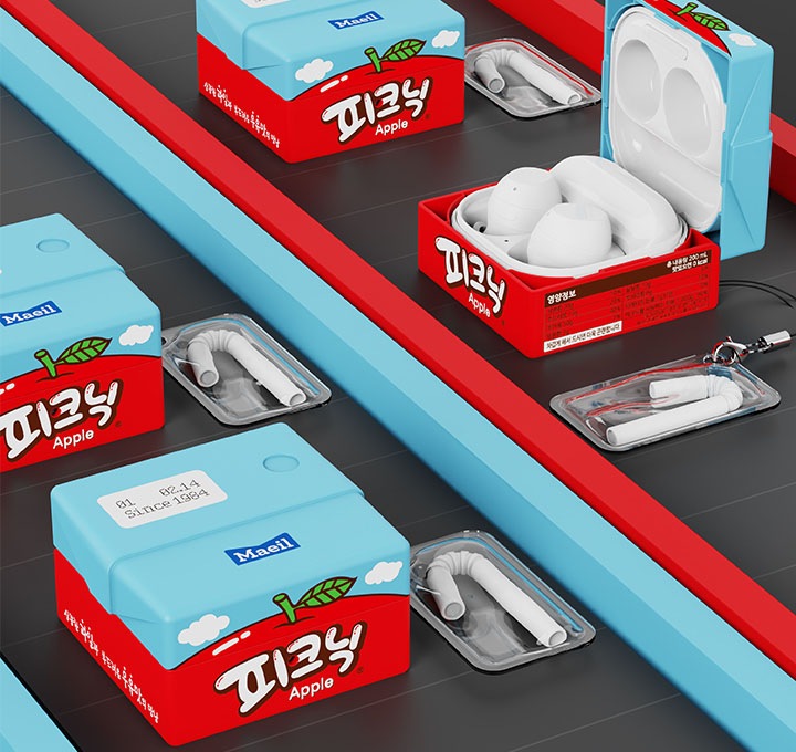배경에는 왼쪽으로 20도 기울어진 레일이 왼쪽에서 오른쪽으로 여러 개가 나열된 배경에 레일 위에는 빨대 키링을 장착한 갤럭시 버즈 피크닉 사과 케이스를 왼쪽 위에서 내려본 이미지 여러 개가 나열되어 있고 이미지 오른쪽 상단부분의 레일에는 빨대 키링을 장착한 갤럭시 버즈 피크닉 사과 케이스를 열은 후 버즈가 장착된 이미지를 오른쪽에서 바라본 이미지가 보이고 있습니다.