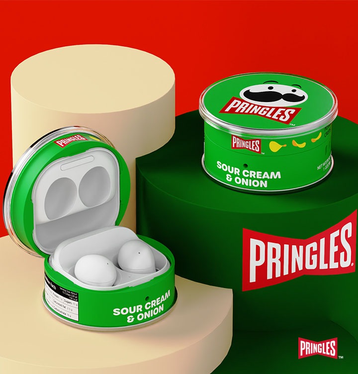 빨간색 벽의 배경이 보여지며 살색의 원형 기둥이 2개 진한 녹색의 원형이 1개 보여지며 오른쪽 하단에 프링글스 로고가 보여집니다. 원형 위에 갤럭시 버즈2 프로 프링글스 케이스 (사워크림&어니언) 제품이 2개 보여지며 왼쪽 하단에는 갤럭시 버즈2 프로 프링글스 케이스 (사워크림&어니언) 제품을 장착한 갤럭시 버즈가 펼쳐져 있으며 오른쪽 중간에는 갤럭시 버즈2 프로 프링글스 케이스 (사워크림&어니언) 제품이 보여집니다.