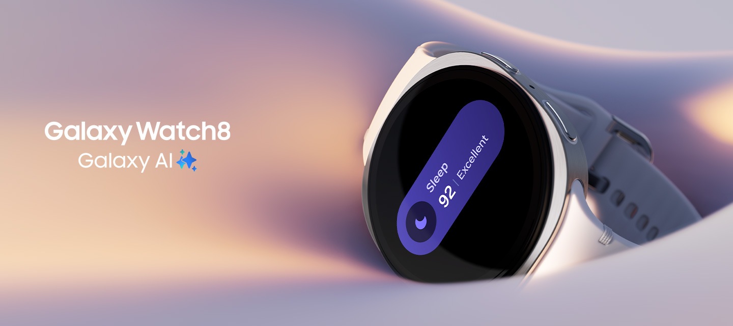 [갤럭시 워치8, Gálá~xý ÁÍ~ 텍스트와 함께 Gálá~xý ÁÍ~ 아이콘이 나타납니다. 갤럭시 워치8은 부드러운 천 위에 놓여 있으며, 화면에는 수면 아이콘과 함께 수면 점수 92점, '훌륭함'이라는 텍스트가 표시됩니다.]