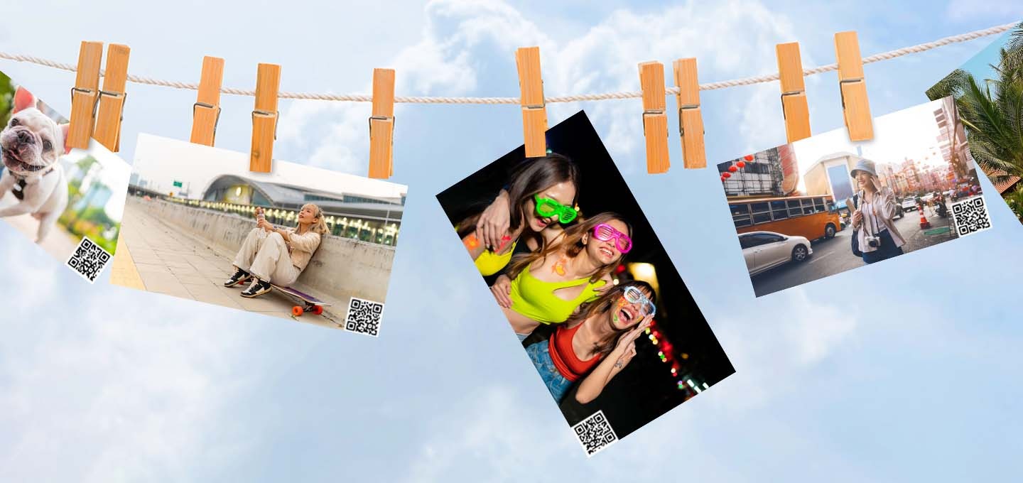 하늘 배경에 QR이 사진 안에 삽입되어 있는 이미지를 줄에 매달아 나열하여 보여주는 이미지입니다. 간아지 이미지, 스케이트 보드에 앉아있는 여성 이미지, 어두운 배경에 형광 안경을 쓰고 웃고 있는 여성 3명의 이미지, 도시 거리를 걷고 있는 여성에 옆모습 이미지가 왼쪽에서 오른쪽으로 나열되어 있습니다.