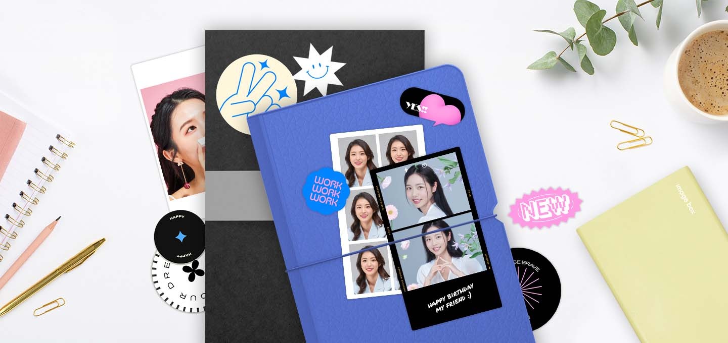 하얀 책상 배경에 이미지 왼쪽 부분에는 연필과 공책의 윗부분이 보이고 있으며 이미지 오른쪽 부분에는 모바일 포토 프린터 (옐로우) 제품이 보여지고 있습니다. 이미지 중간 부분에는 다이어리 2권이 쌓여 있으며 스티커로 붙일 수 있는 전용 용지를 통해 다이어리 등을 꾸밀 수 있는 것을 알려주는 이미지 입니다.